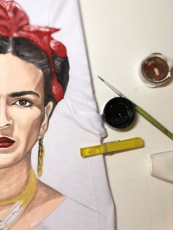 Ručne maľované tričko Frida Kahlo